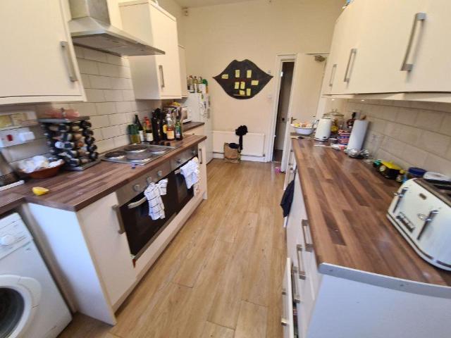 Ash Grove, Leeds 7 bed house to rent £4,520 pcm £1,043 pw