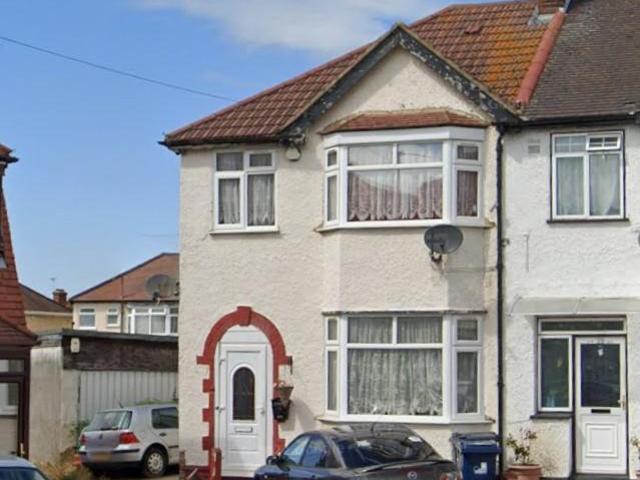 Ash Grove, Southall UB1 4 bed end of terrace house to rent £2,600 pcm £600 pw