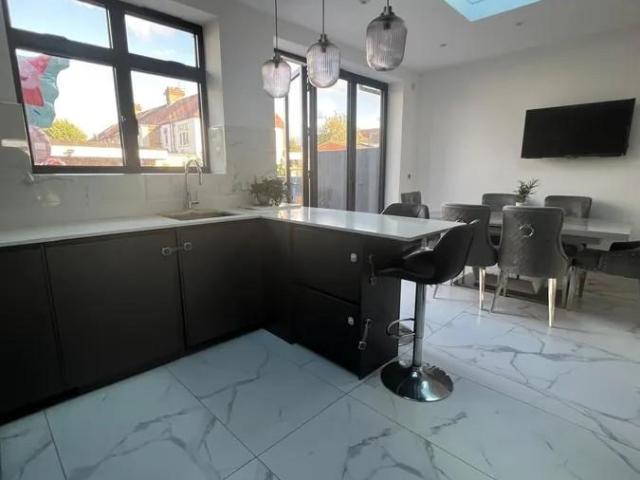 Ash Grove Palmers Green Enfield. 4 bed semi detached house to rent £3,500 pcm £808 pw