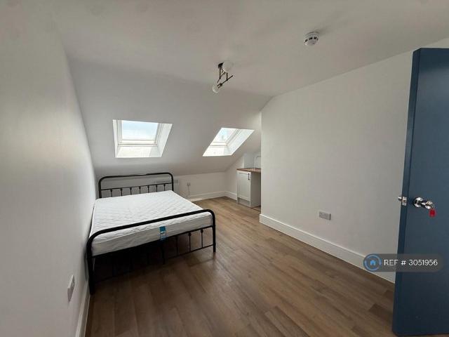Ash Road, Aldershot, GU12 1 bed in a house share to rent £750 pcm £173 pw