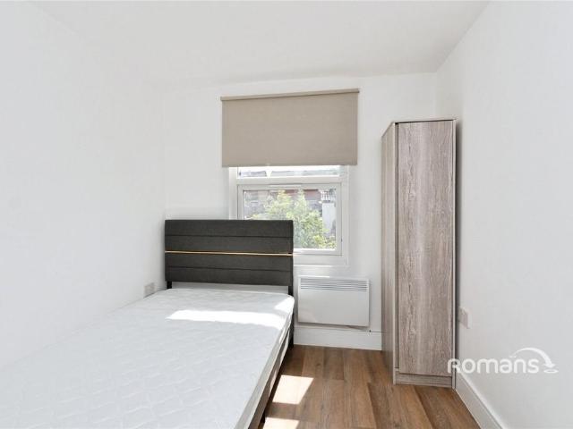 Ash Road, Aldershot, Hampshire, GU12 1 bed in a house share to rent £810 pcm £187 pw