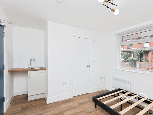 Ash Road, Aldershot, Hampshire, GU12 1 bed in a house share to rent £950 pcm £219 pw