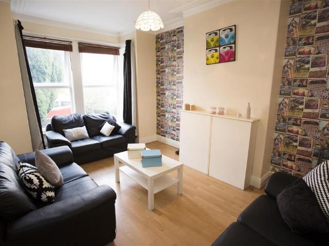 Ash Road, Headingley, Leeds, LS6 3HD 6 bed terraced house to rent £2,782 pcm £642 pw