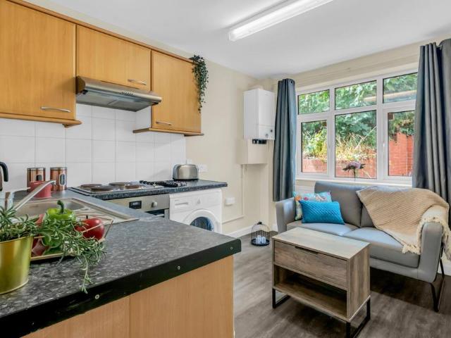 Ash Road, Leeds 1 bed flat to rent £763 pcm £176 pw