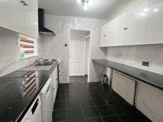 Ash Road, Luton 4 bed terraced house to rent £1,825 pcm £421 pw