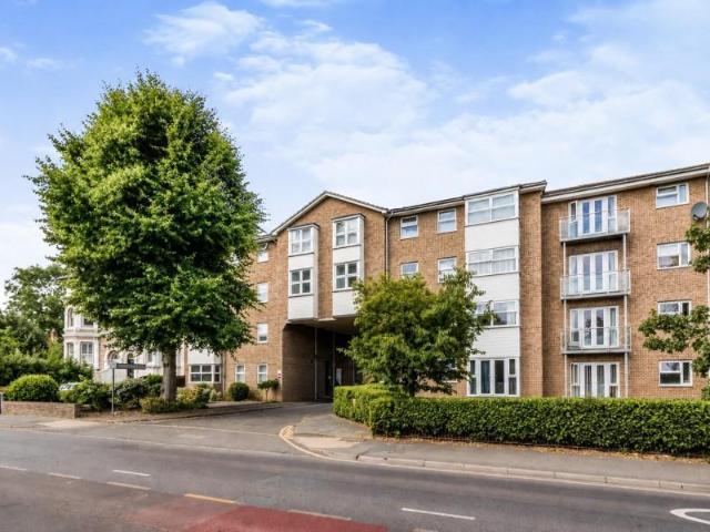 Ash Tree Close, Tolworth KT6 2 bed apartment to rent £1,995 pcm £460 pw