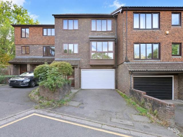 Ashbourne Square, Northwood. 4 bed mews to rent £3,775 pcm £871 pw