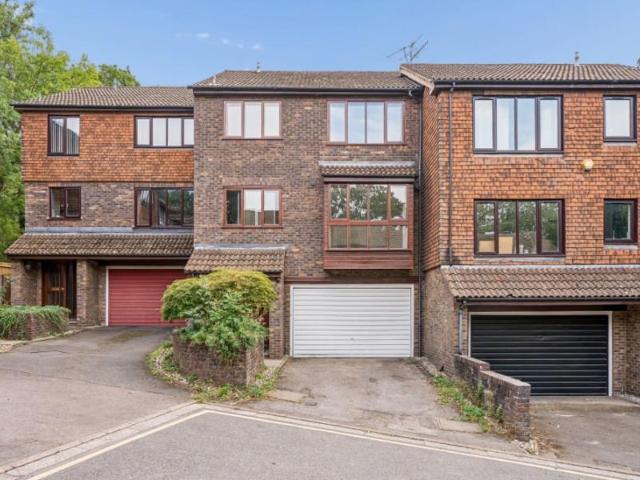 Ashbourne Square, Northwood HA6 4 bed townhouse to rent £4,000 pcm £923 pw