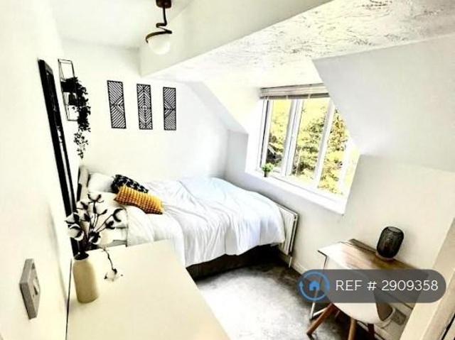 Ashbourne Road, London, CR4 1 bed in a house share to rent £880 pcm £203 pw