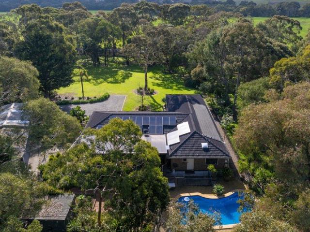 ASHBROOK LODGE FANTASTIC LIFESTYLE PROPERTY ON 2.47 ACRES