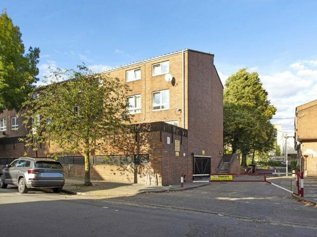 Ashbrook Road, London N19 4 bed flat to rent £3,700 pcm £854 pw