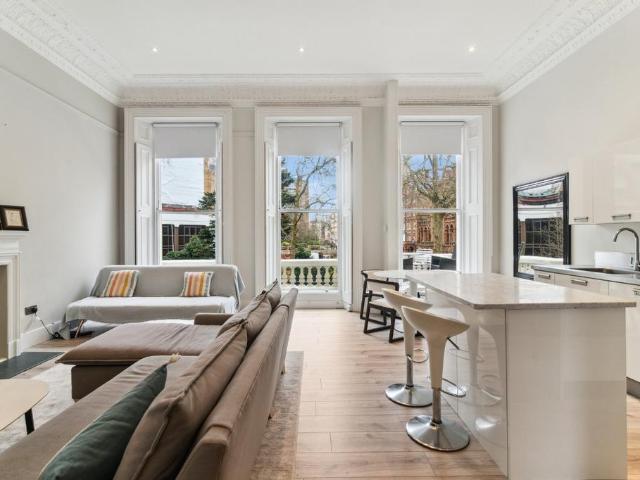 Ashburn Gardens, South Kensington. 1 bed terraced house to rent £5,000 pcm £1,154 pw