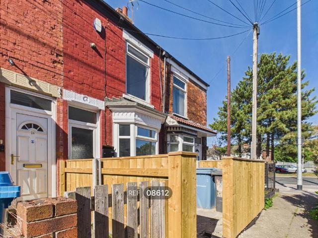 Ashburn Grove, Spring Bank West. 2 bed terraced house to rent £695 pcm £160 pw