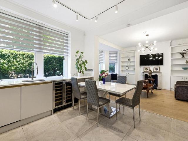 Ashburnham Mansions, Ashburnham Road. 3 bed flat to rent £4,500 pcm £1,038 pw