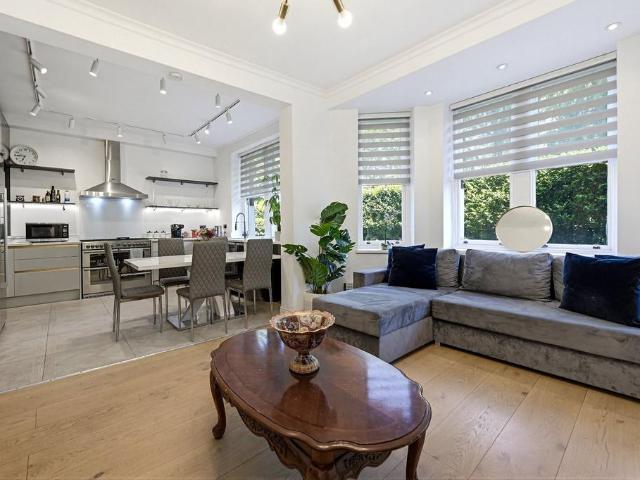Ashburnham Mansions, Ashburnham Road. 3 bed flat to rent £4,500 pcm £1,038 pw