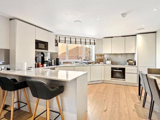 Ashburnham Mews, Westminster, London. 3 bed duplex to rent £6,250 pcm £1,442 pw