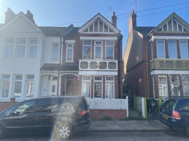Ashburnham Road, Luton 3 bed semi detached house to rent £2,000 pcm £462 pw