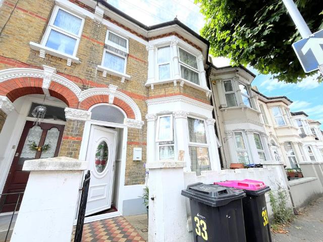 Ashburnham Road, Southend on Sea SS1 1 bed terraced house to rent £700 pcm £162 pw