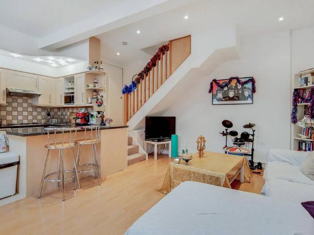 Ashby Street, Islington, London, EC1V 2 bed flat to rent £5,500 pcm £1,269 pw