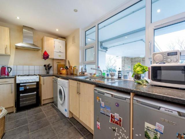 Ashchurch Terrace, Shepherd's Bush. 3 bed house to rent £2,600 pcm £600 pw