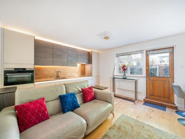 Ashcombe Court, Carlton Drive. 1 bed flat to rent £2,400 pcm £554 pw