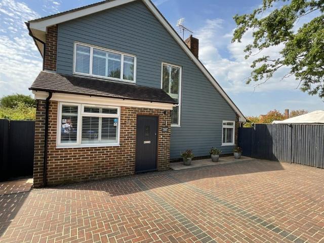 Ashcombe Lodge | 3 Huge Lounges | 6 Double Beds