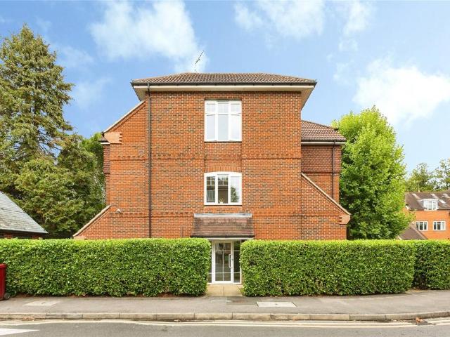 Ashdene Gardens, Reading, Berkshire. 2 bed flat to rent £1,750 pcm £404 pw