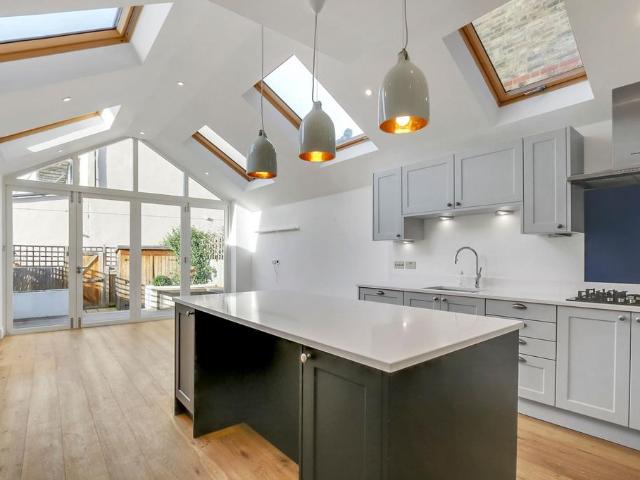 Ashen Grove, London, SW19 4 bed terraced house to rent £4,750 pcm £1,096 pw