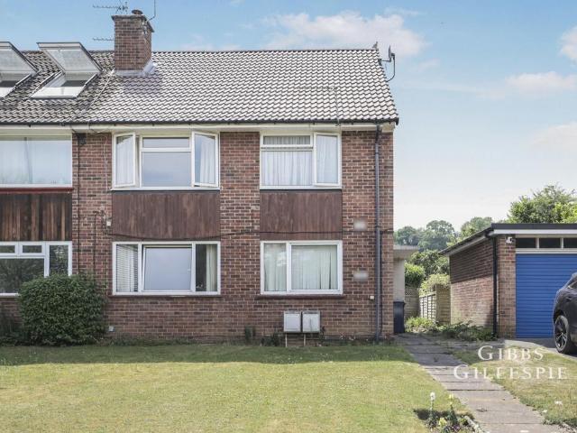 Asheridge Road, Chesham. 2 bed flat to rent £1,550 pcm £358 pw