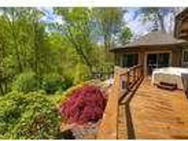 Asheville 4 bedrooms 3.5 bathrooms home with hot tub and garage