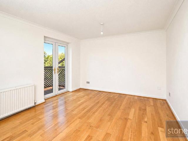 Ashfield Avenue, Bushey. 1 bed apartment to rent £1,350 pcm £312 pw