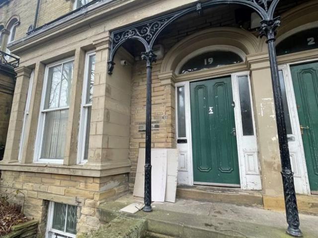 Ashgrove, Bradford BD7, 3 bed flat to rent, £900 pcm | PrimeLocation
