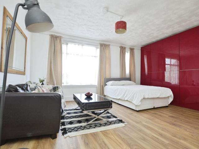 Ashgrove Road, Ilford IG3, Studio to rent, £1,200 pcm | PrimeLocation