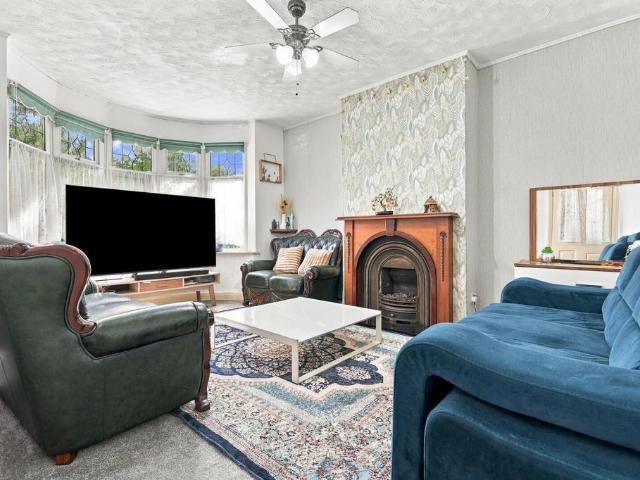 Ashley Avenue, Ilford IG6 3 bed semi detached house to rent £2,200 pcm £508 pw