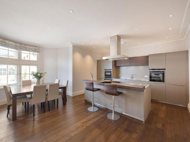 Ashley Gardens, Emery Hill Street. 3 bed flat to rent £9,499 pcm £2,192 pw