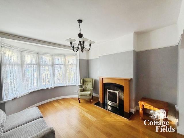 Ashley Gardens, London, N13 4 bed semi detached house to rent £3,000 pcm £692 pw