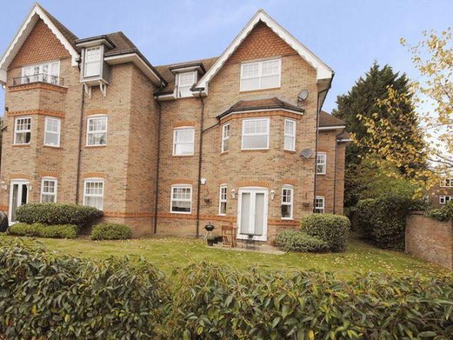 Ashley Place, Walton On Thames 2 bed flat to rent £1,695 pcm £391 pw