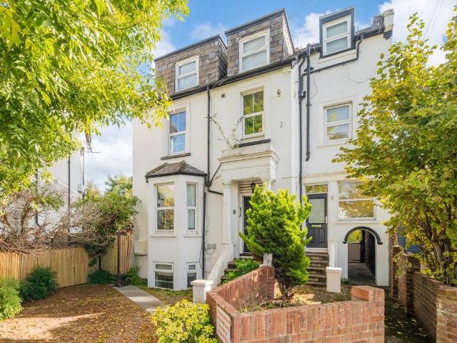 Ashley Road, Epsom KT18, 1 bed flat to rent, £1,250 pcm | PrimeLocation
