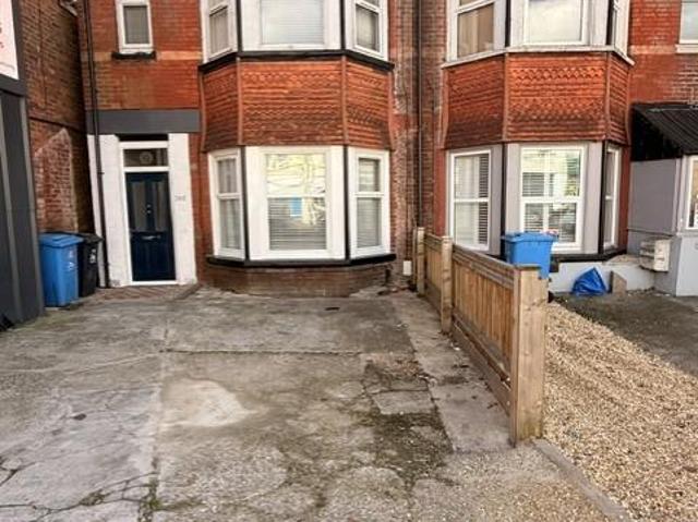 Ashley Road, Poole BH14 2 bed flat to rent £1,100 pcm £254 pw