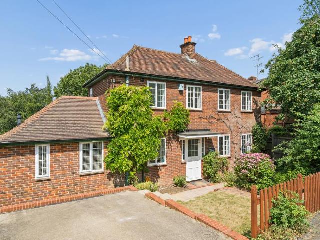 Ashlyns Road, Berkhamsted HP4 4 bed detached house to rent £3,950 pcm £912 pw