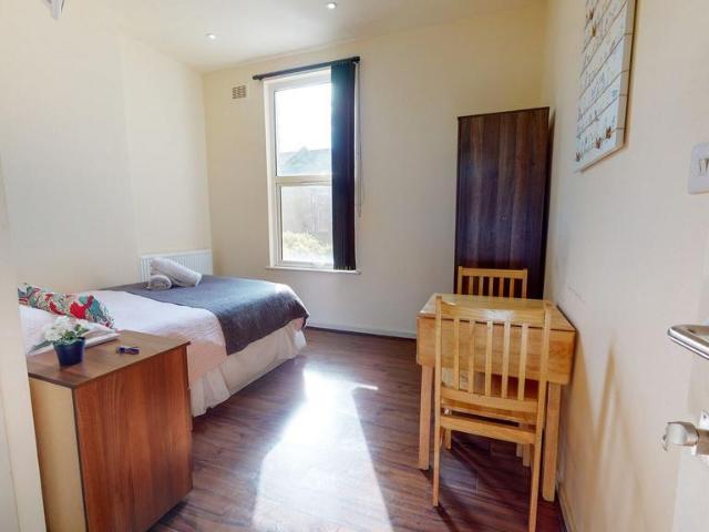 Ashmore Road Studio to rent £1,375 pcm £317 pw