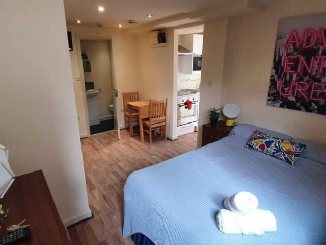 Ashmore Road Studio to rent £1,375 pcm £317 pw