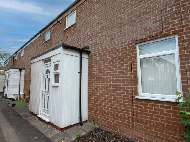 Ashorne Close, Redditch. 3 bed terraced house to rent £1,200 pcm £277 pw