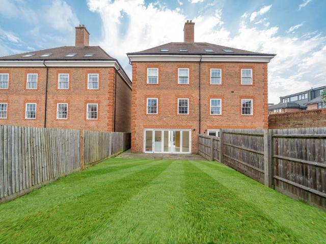 Ashridge Close, London N3 4 bed house to rent £3,750 pcm £865 pw