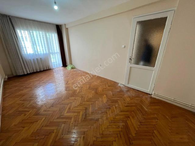 Asil'den Üçyolda İnönü Cad. Yakını 1+1 Kiralık Arakat Daire