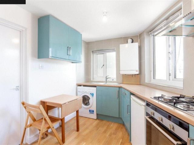 Askew Road, Hammersmith, London, W12 Studio to rent £1,600 pcm £369 pw