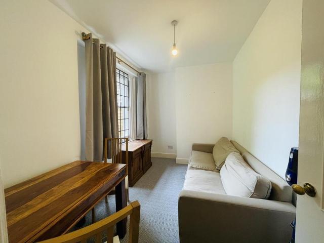 Askew Road, London 3 bed flat to rent £3,100 pcm £715 pw