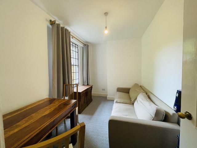 Askew Road, London W12, 3 bed flat to rent, £3,100 pcm | PrimeLocation
