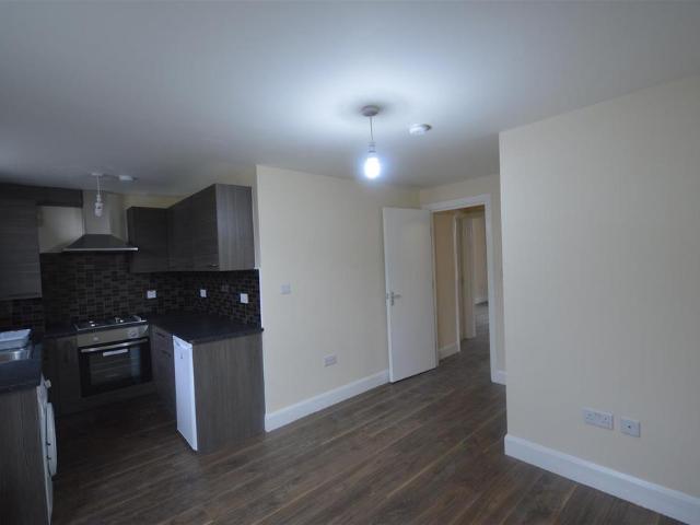 Askew Road, Shepherds Bush 2 bed flat to rent £1,850 pcm £427 pw