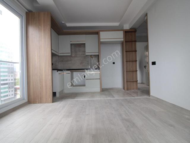 Aslan'dan Mezitlide Geniş Metrajlı Havuzlu Kombili Kiralık 1+1